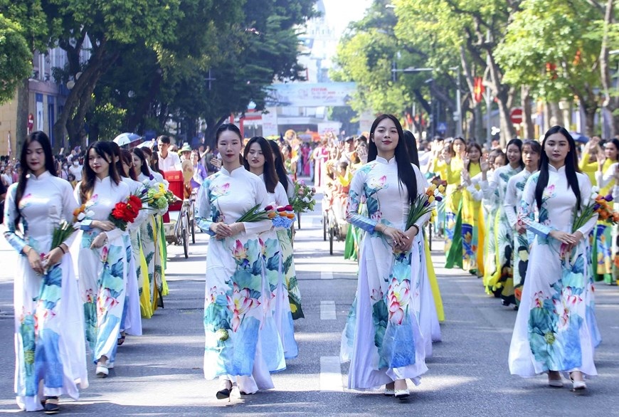 Rực rỡ sắc màu Carnaval Thu Hà Nội trên Phố đi bộ Hồ Hoàn Kiếm
