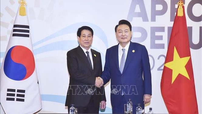Chủ tịch nước Lương Cường hội kiến Tổng thống Hàn Quốc Yoon Suk Yeol nhân dịp tham dự Tuần lễ cấp cao APEC 2024 tại Lima, Peru (16/11/2024)