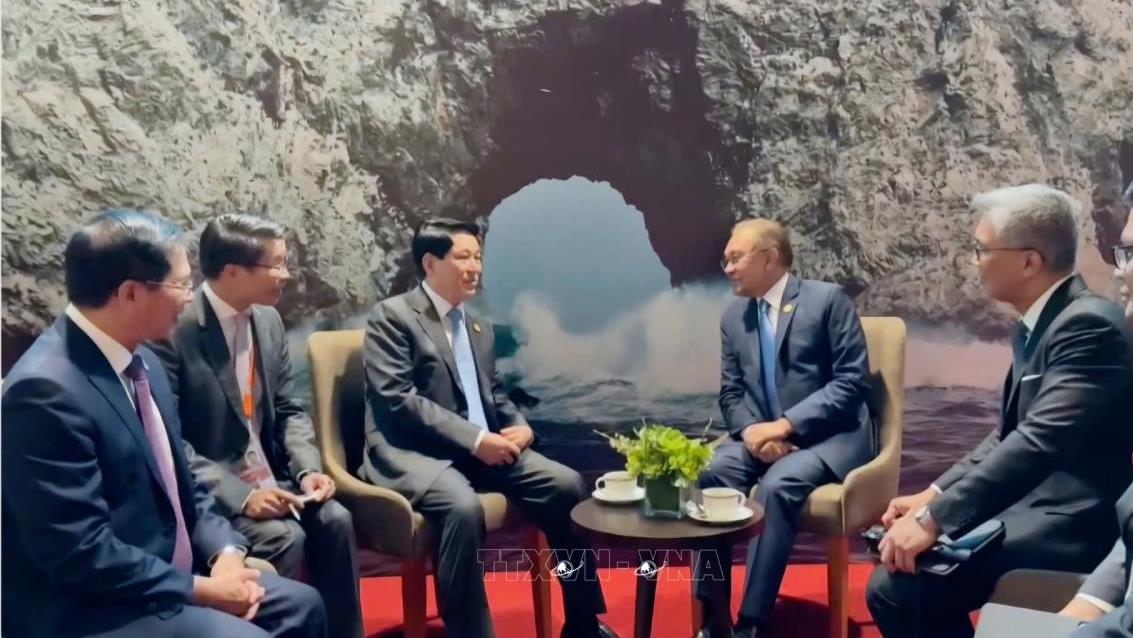 Chủ tịch nước Lương Cường gặp Thủ tướng Malaysia Anwar Ibrahim nhân dịp tham dự Tuần lễ cấp cao APEC 2024 tại Lima, Peru (15/11/2024)