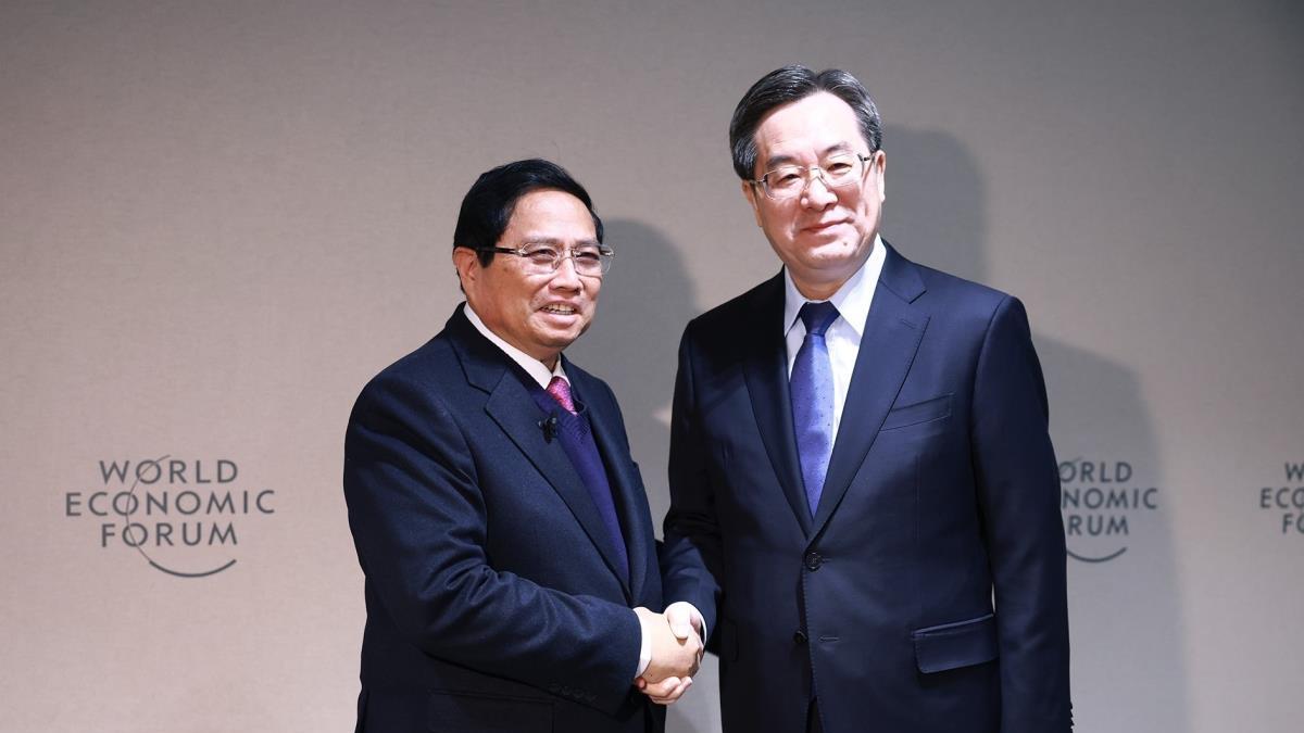Thủ tướng Phạm Minh Chính gặp Phó Thủ tướng Thường trực Trung Quốc Đinh Tiết Tường, nhân dịp tham dự Hội nghị thường niên Diễn đàn Kinh tế thế giới (WEF) lần thứ 55 (21/1/2025)