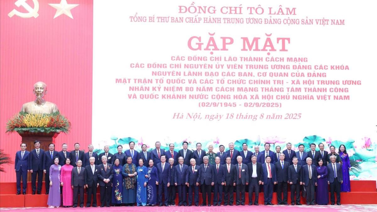 Tổng Bí thư Tô Lâm gặp mặt các đồng chí nguyên lãnh đạo Đảng, Nhà nước và các đồng chí lão thành cách mạng