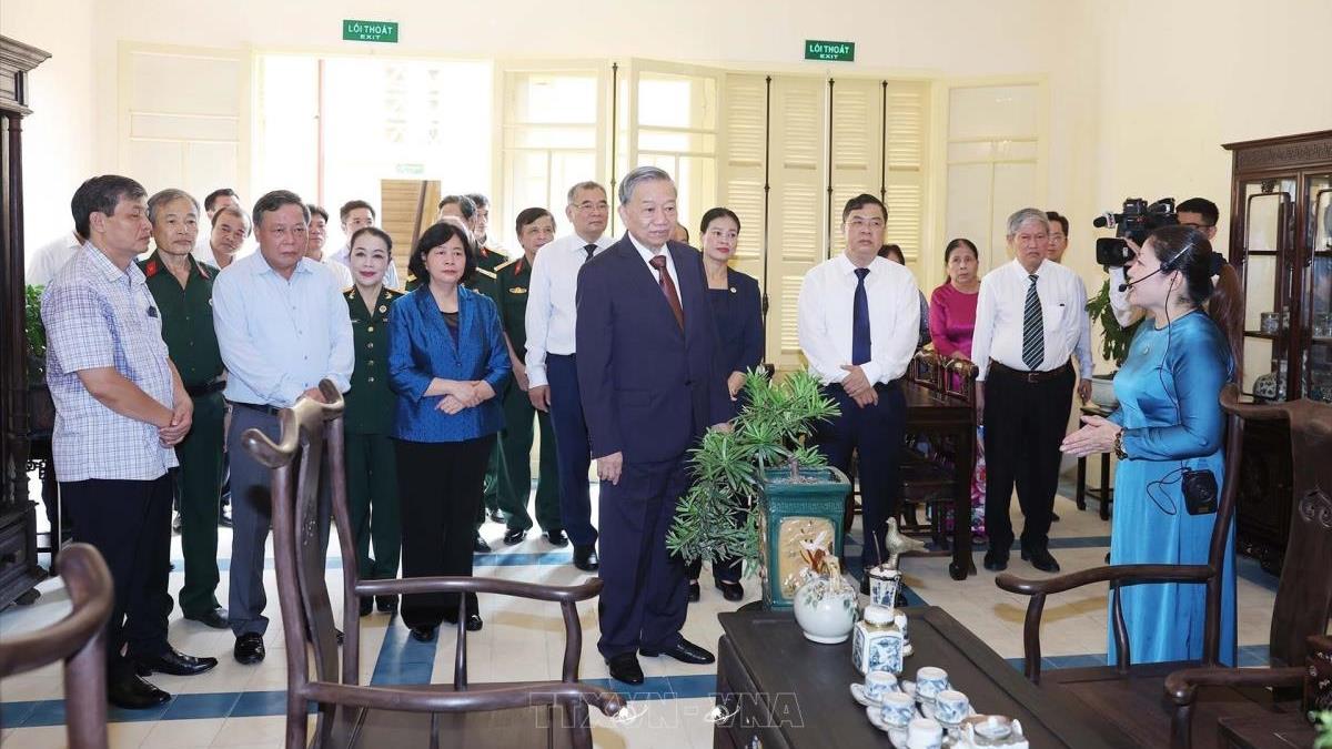 Tổng Bí thư Tô Lâm dâng hương tưởng niệm Chủ tịch Hồ Chí Minh tại Di tích nhà số 48 Hàng Ngang, Hà Nội