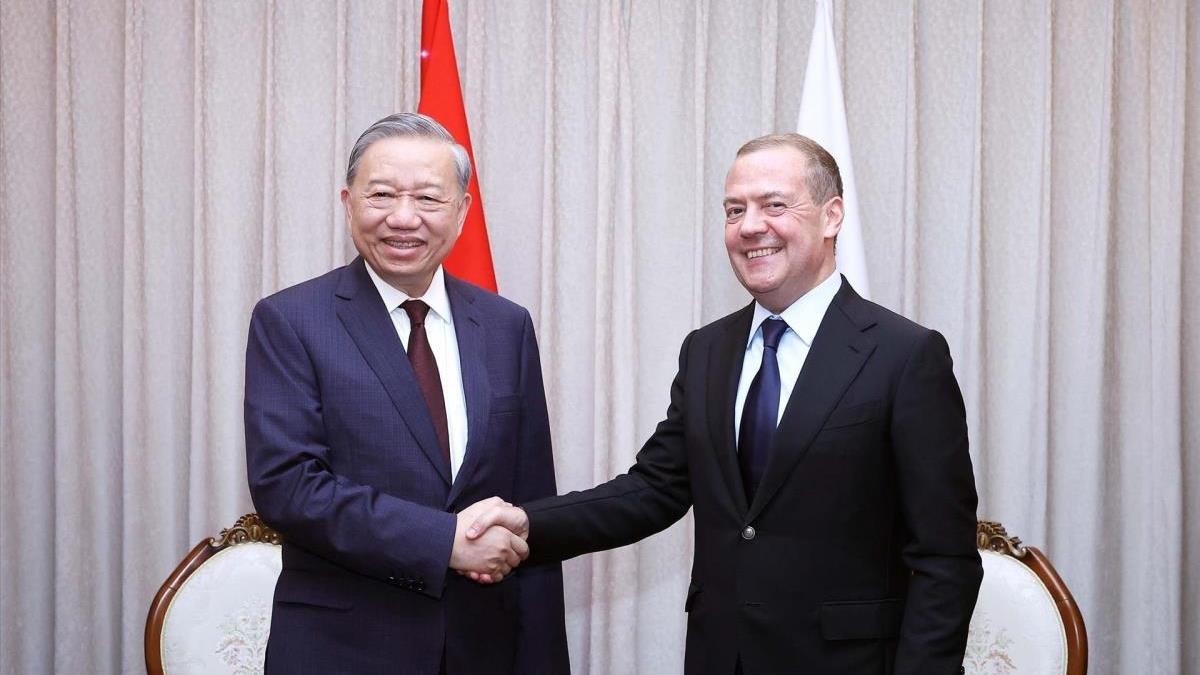  Tổng Bí thư Tô Lâm gặp Chủ tịch Đảng Nước Nga Thống nhất Dmitry Medvedev, nhân dịp dự Lễ kỷ niệm 80 năm thành lập Đảng Lao động Triều Tiên (10/10/2025)