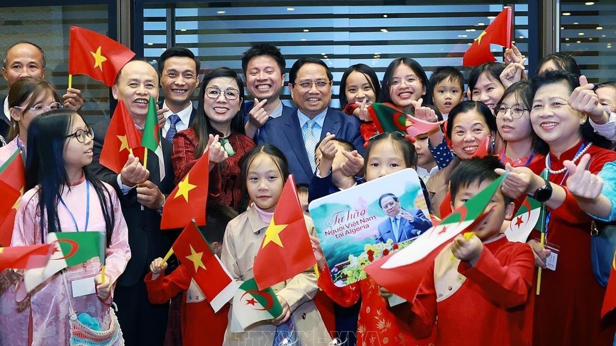 Thủ tướng Phạm Minh Chính và Phu nhân gặp mặt cộng đồng người Việt Nam tại Algeria
