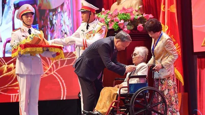 Trao danh hiệu Anh hùng lao động tặng nguyên Phó Chủ tịch nước Nguyễn Thị Bình