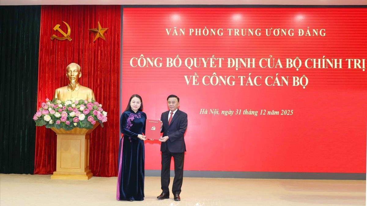 Đồng chí Trần Cẩm Tú chủ trì hội nghị công bố Quyết định của Bộ Chính trị về bổ nhiệm đồng chí Nguyễn Thị Thu Hà giữ chức Phó Chánh Văn phòng Thường trực Văn phòng Trung ương Đảng