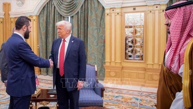 Tổng thống Mỹ bắt tay lãnh đạo Syria, mở ra bước ngoặt mới tại Trung Đông Tổng thống Mỹ bắt tay lãnh đạo Syria, mở ra bước ngoặt mới tại Trung Đông