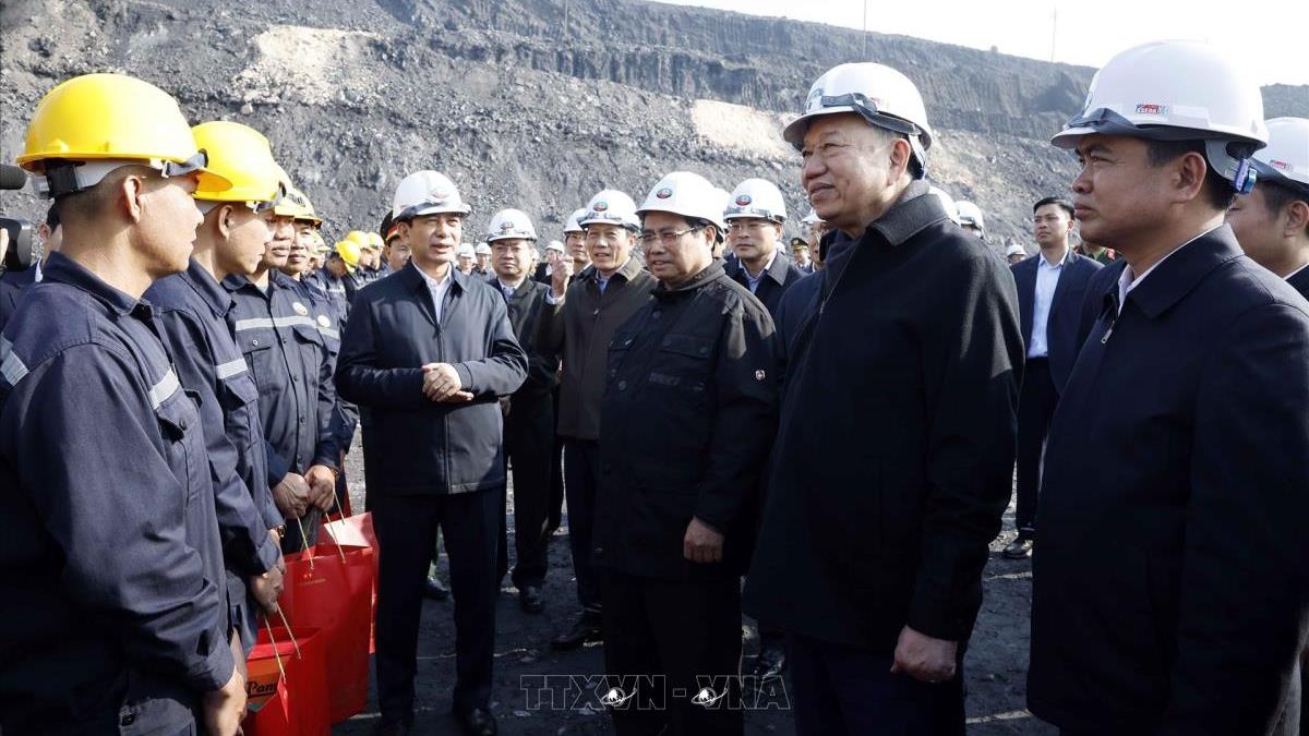 Tổng Bí thư Tô Lâm gặp mặt, chúc Tết công nhân ngành Than trong chuyến công tác tại Quảng Ninh