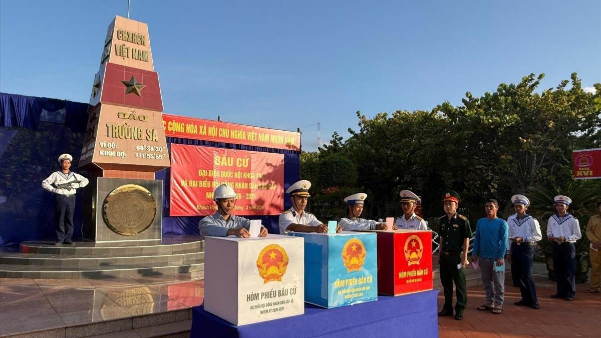Cử tri đặc khu Trường Sa hòa chung ngày hội bầu cử của cả nước