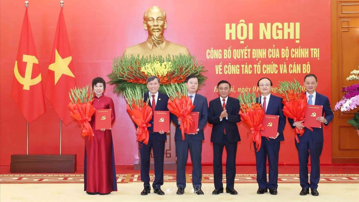 Hội nghị công bố Quyết định của Bộ Chính trị về công tác tổ chức và cán bộ