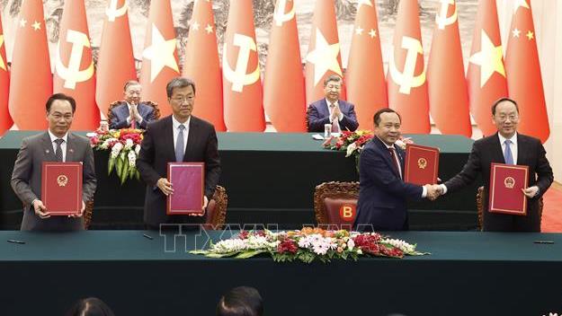             Việt Nam và Trung Quốc ký 32 văn kiện hợp tác        