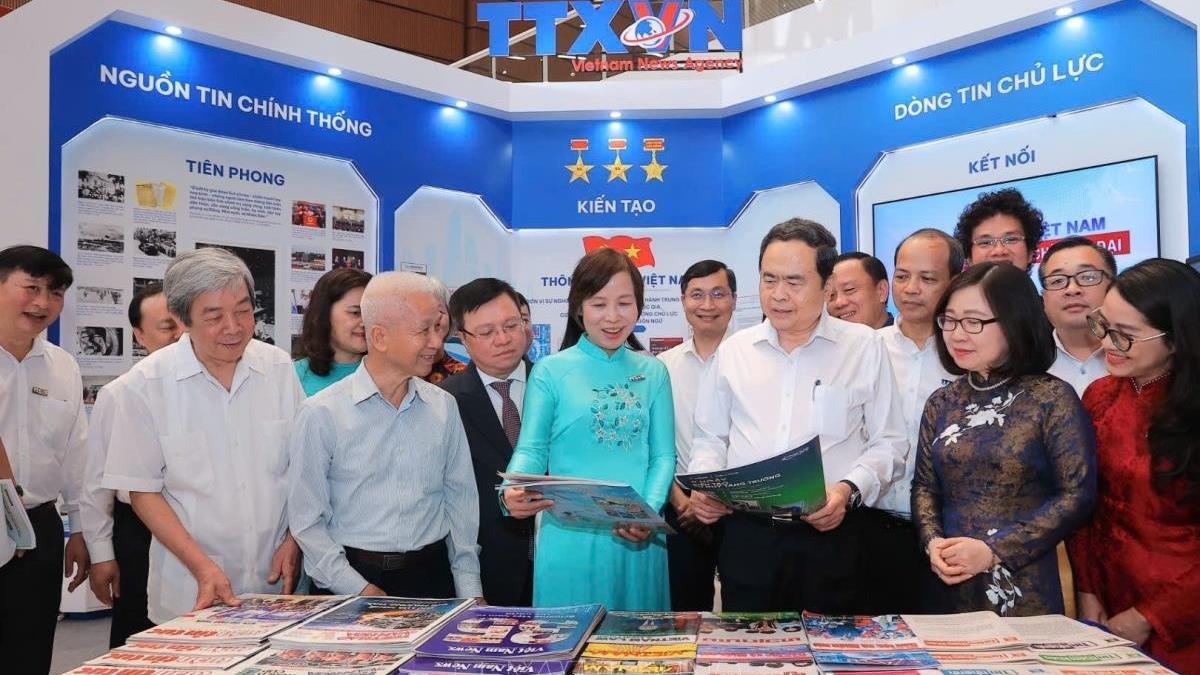 Chủ tịch Quốc hội Trần Thanh Mẫn thăm gian trưng bày tại Hội báo toàn quốc năm 2026