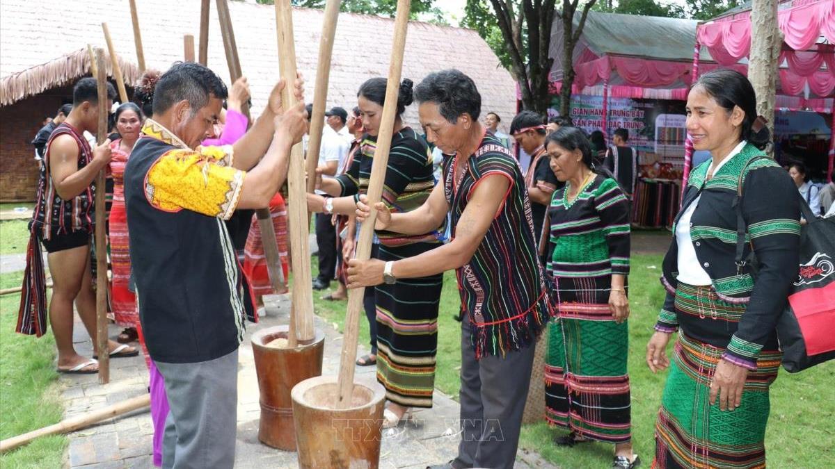 Tập quán giã gạo chày tay của người Stiêng, người Mnông (Đồng Nai)