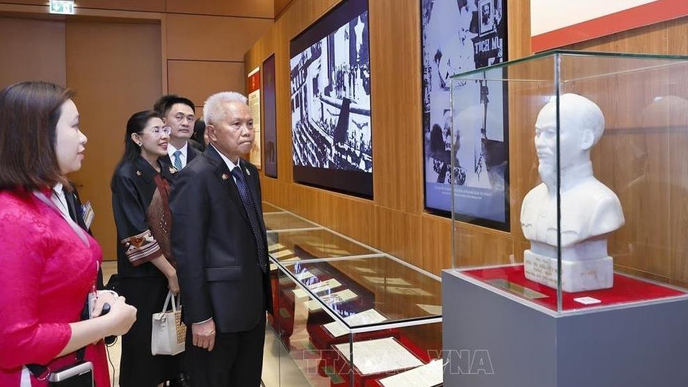 Chủ tịch Quốc hội kiêm Chủ tịch Hạ viện Vương quốc Thái Lan tham quan Nhà Quốc hội