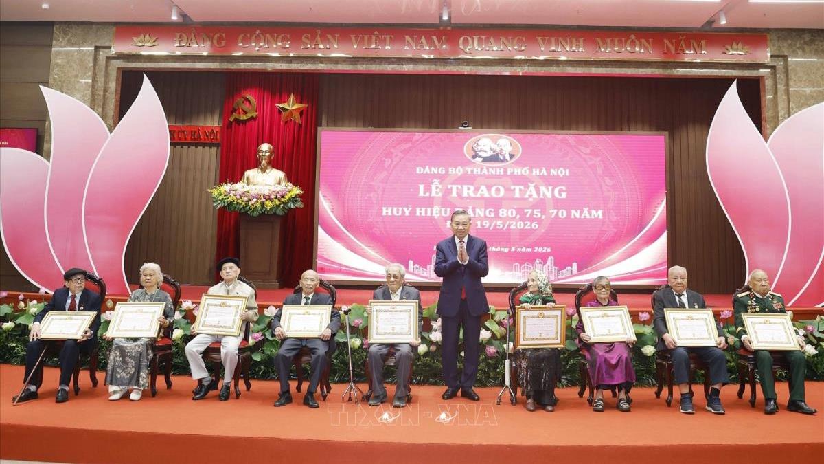 Trao tặng Huy hiệu Đảng đợt 19/5/2026