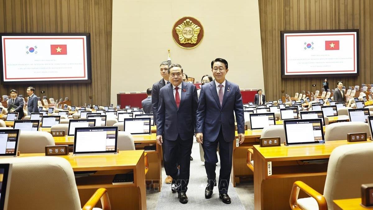 Chủ tịch Quốc hội Trần Thanh Mẫn tham quan phòng họp của Quốc hội Hàn Quốc