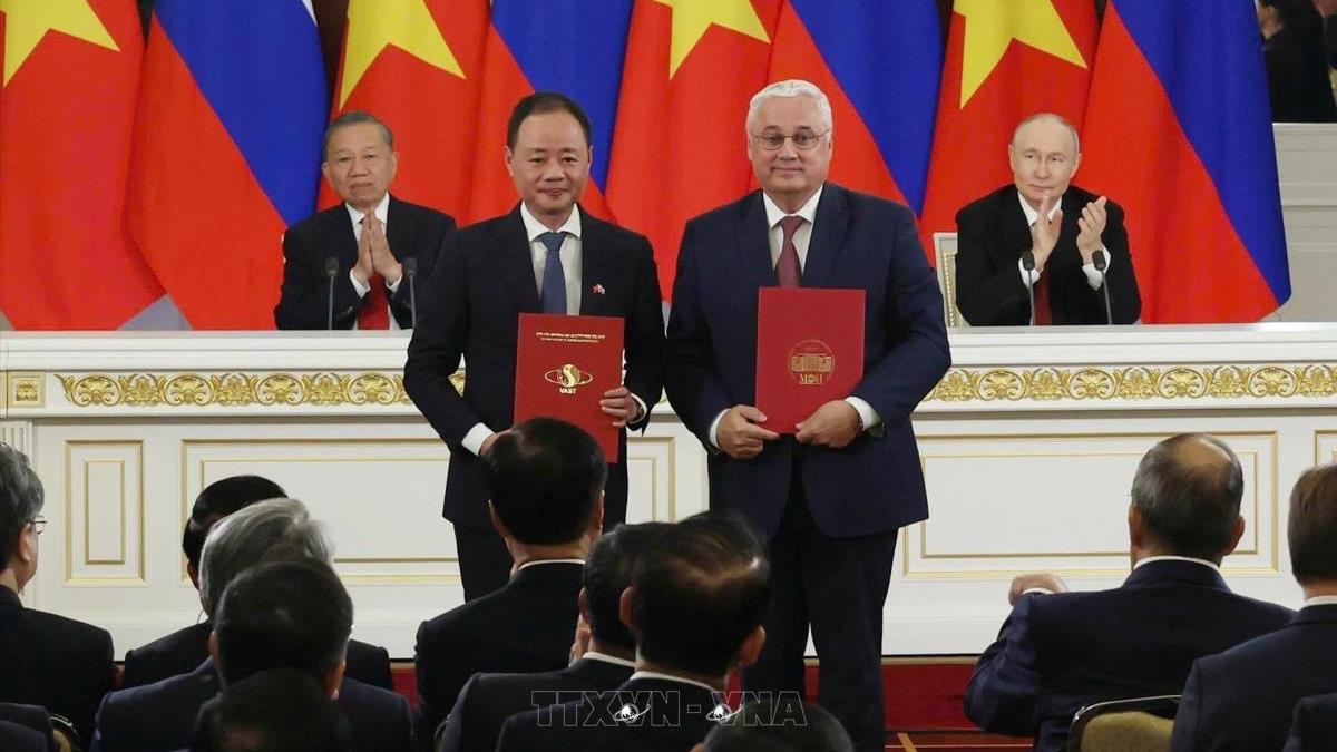 Tổng Bí thư, Chủ tịch nước Tô Lâm và Tổng thống Nga Vladimir Putin chứng kiến Lễ trao các văn kiện hợp tác giữa Việt Nam - Liên bang Nga