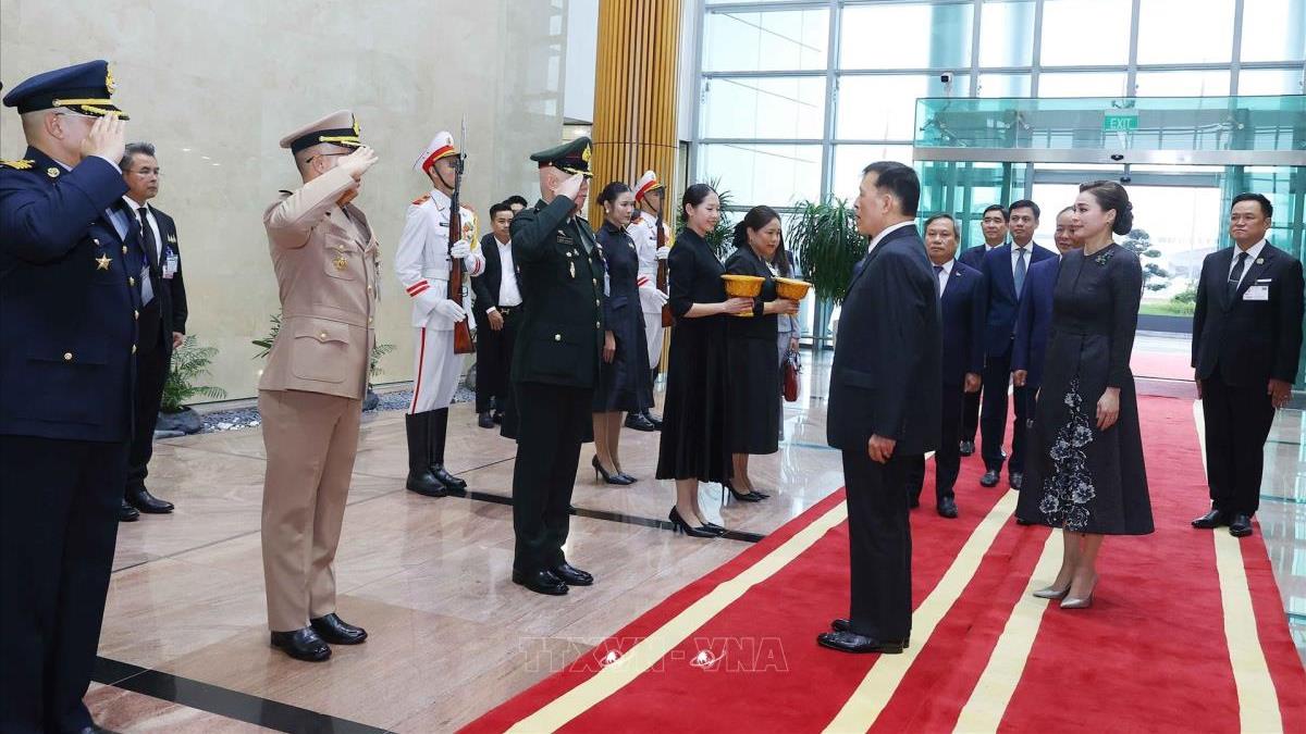 Nhà vua Vương quốc Thái Lan và Hoàng hậu đến Hà Nội, bắt đầu thăm cấp Nhà nước tới Việt Nam