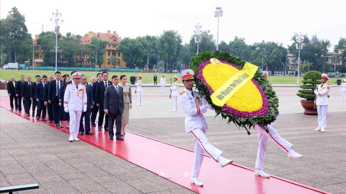 Nhà vua và Hoàng hậu Thái Lan vào Lăng viếng Chủ tịch Hồ Chí Minh