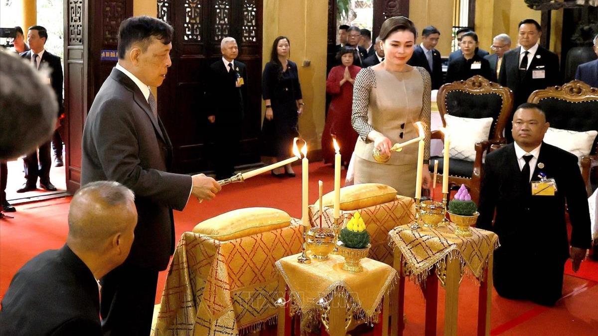           Nhà vua Thái Lan và Hoàng hậu thăm chùa Quán Sứ và dự Lễ cầu an