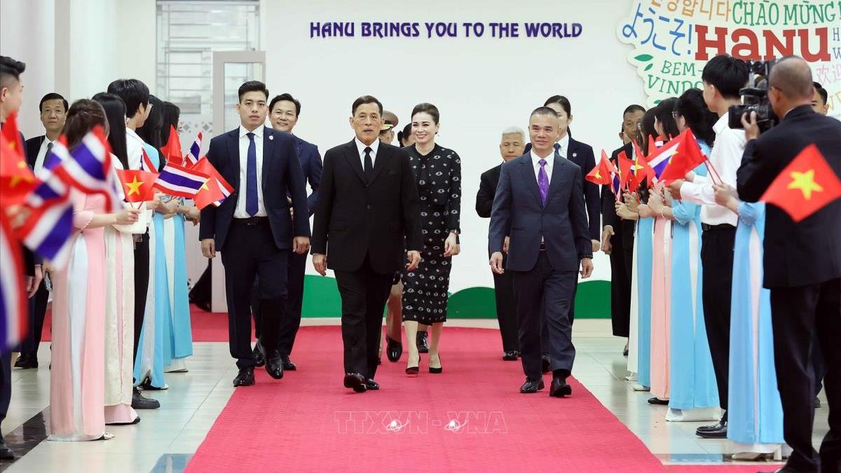 Nhà vua và Hoàng hậu Thái Lan thăm, gặp gỡ giảng viên, sinh viên Trường Đại học Hà Nội