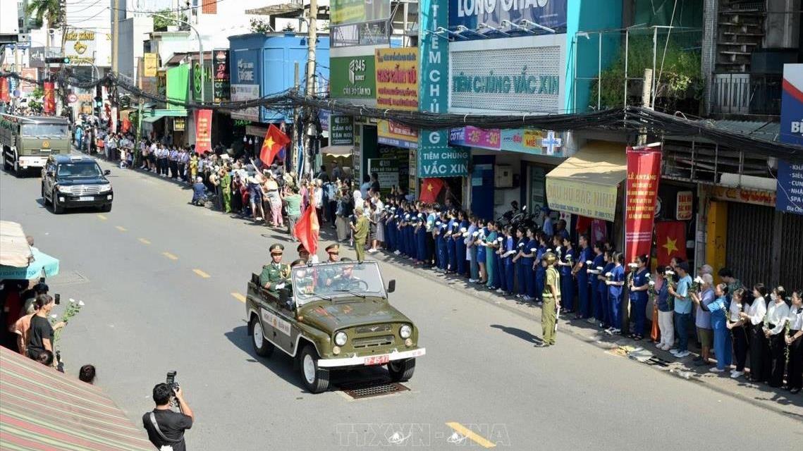 Đông đảo người dân Thành phố Hồ Chí Minh tiễn đưa các liệt sĩ về nơi an nghỉ cuối cùng