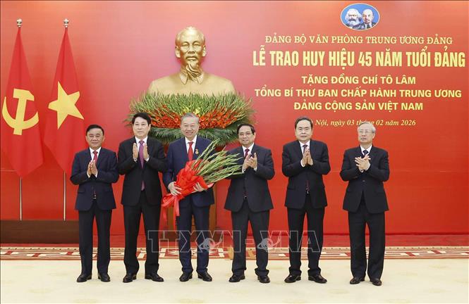 Lễ trao Huy hiệu 45 năm tuổi Đảng tặng Tổng Bí thư Tô Lâm         
