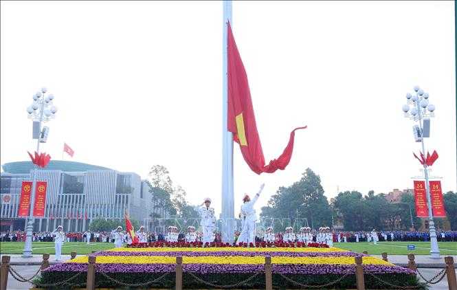 Thiêng liêng Lễ Thượng cờ tại Quảng trường Ba Đình trong ngày Quốc khánh        
