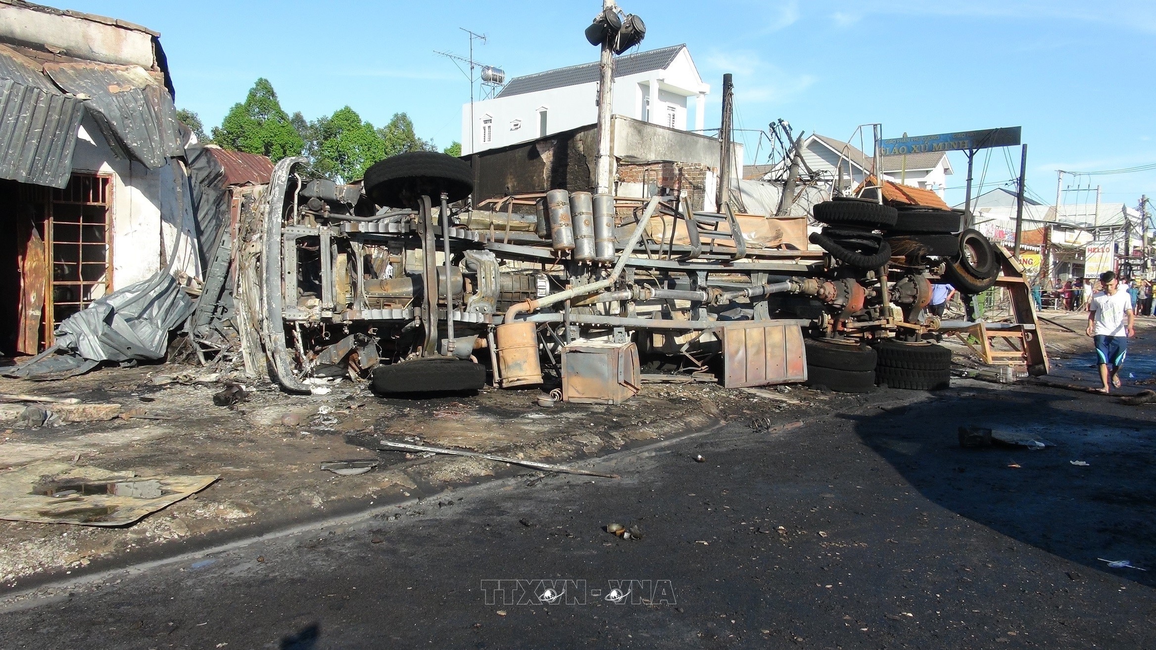 Cháy xe bồn tại Bình Phước, 6 người thiệt mạng, 15 căn nhà bị thiêu rụi (ngày 22/11/2018)