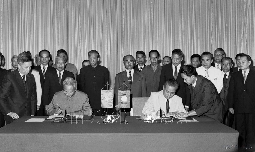 Tổng Bí thư Lê Duẩn, Thủ tướng Chính phủ Phạm Văn Đồng thăm hữu nghị chính thức nước CHDCND Lào (15-18/7/1977)