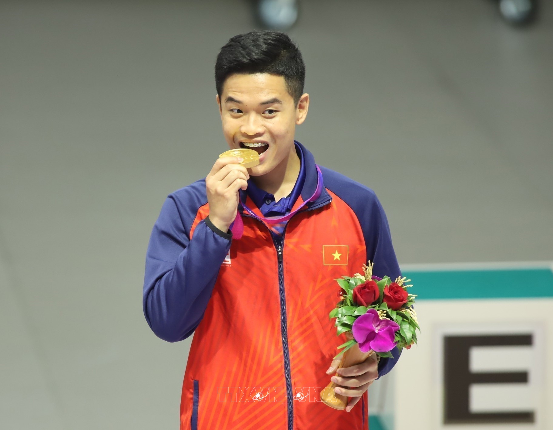 Xạ thủ Phạm Quang Huy và tấm Huy chương Vàng đầu tiên cho đoàn Thể thao Việt Nam tại ASIAD 19