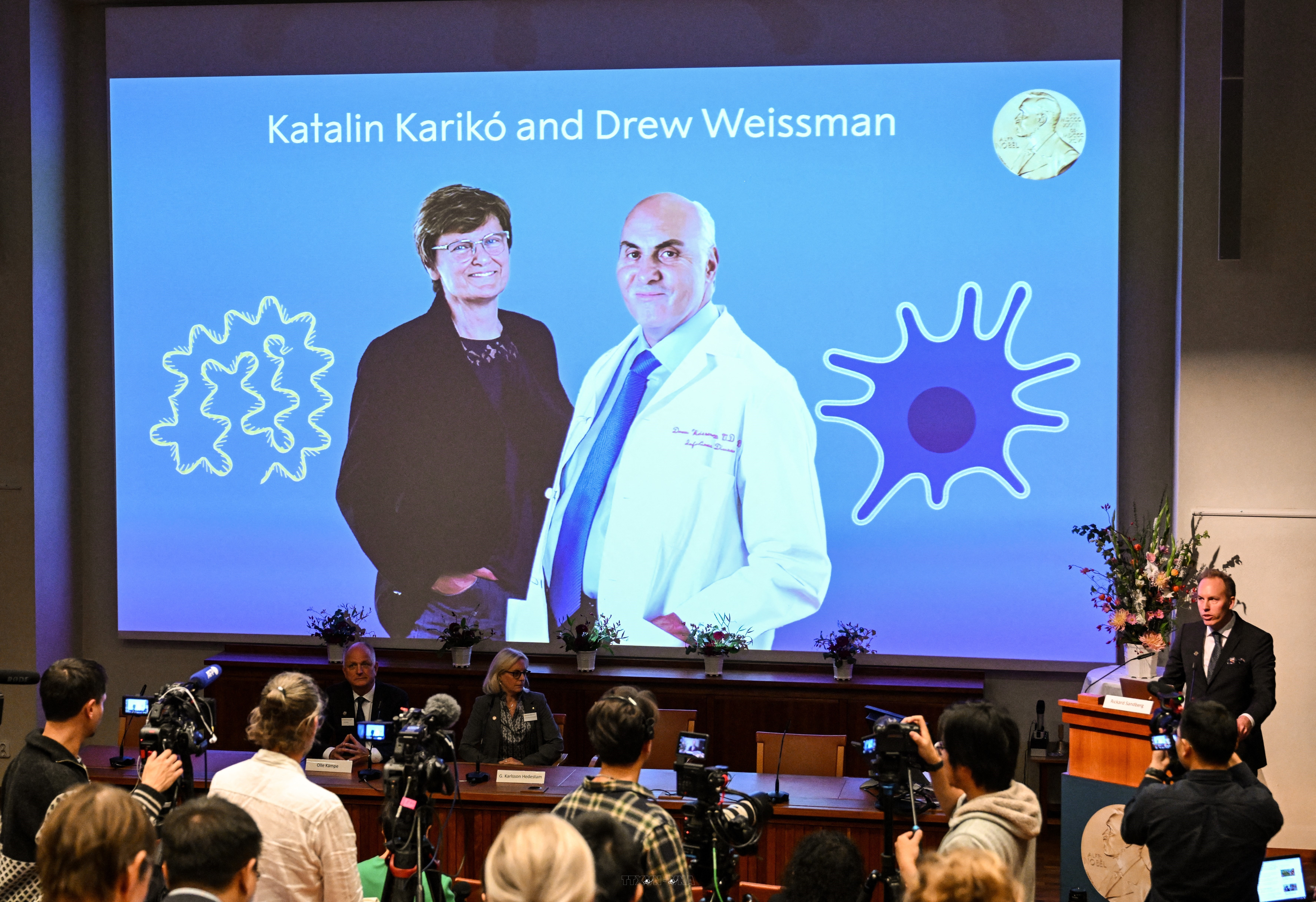 Giải Nobel Y sinh 2023 vinh danh hai nhà khoa học Katalin Karikó và Drew Weissman