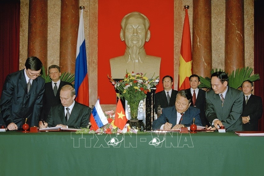 Tổng thống Liên bang Nga Vladimir Putin thăm hữu nghị chính thức Việt Nam - NÂNG CẤP QUAN HỆ ĐỐI TÁC CHIẾN LƯỢC (28/2 - 2/3/2001)