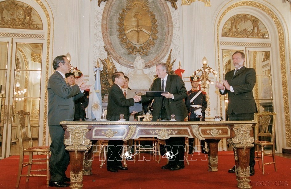 Chủ tịch nước Trần Đức Lương thăm chính thức Argentina (22-23/11/2004)