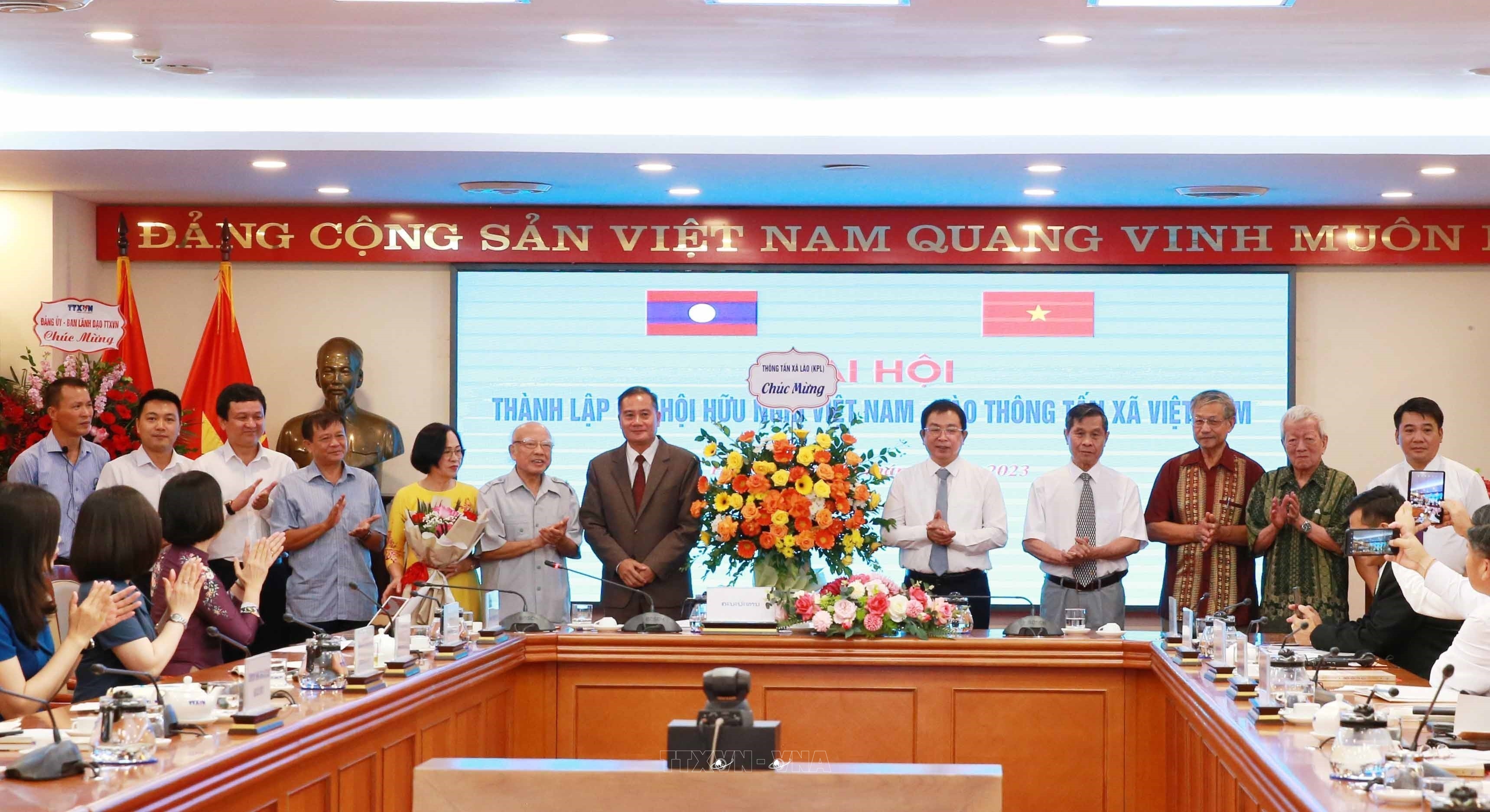 Quan hệ hợp tác giữa TTXVN và KPL (Lào)