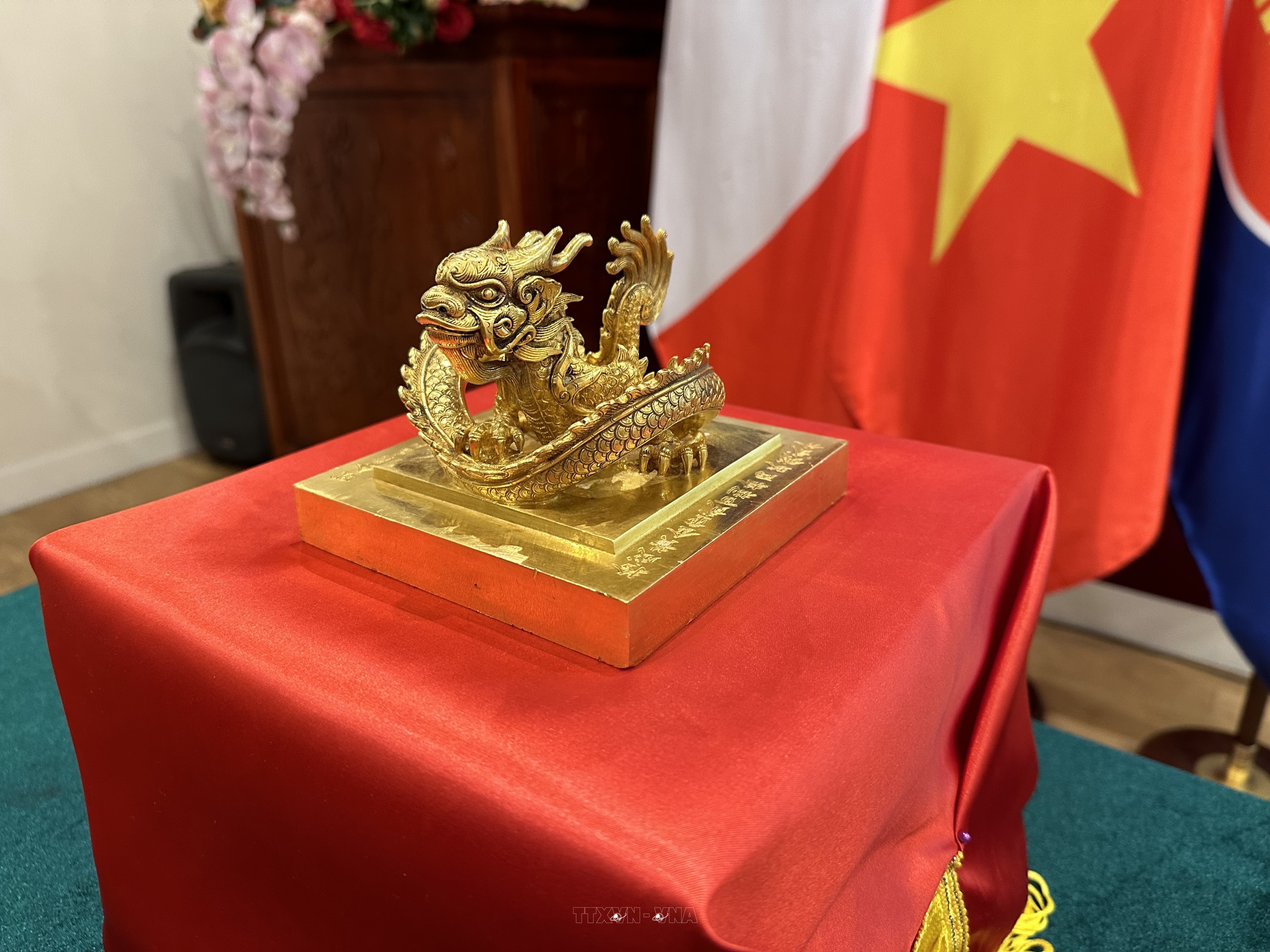Chuyển giao ấn vàng Hoàng đế chi bảo từ Pháp về Việt Nam