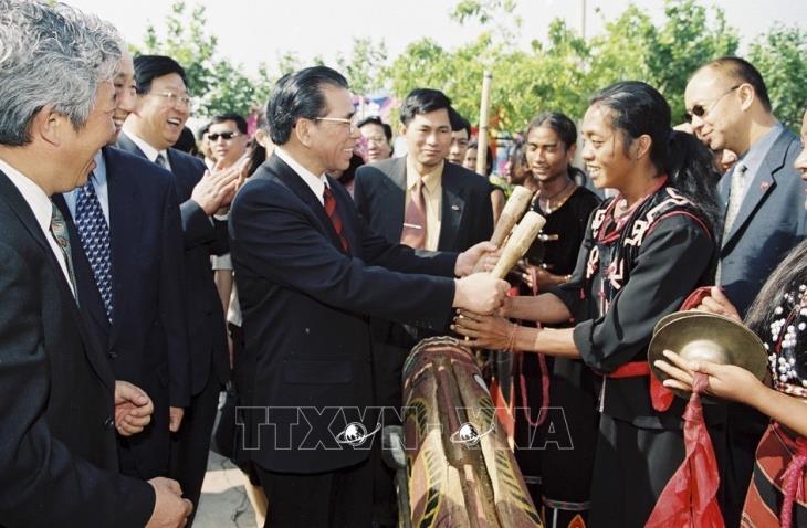 Tổng Bí thư Nông Đức Mạnh thăm làm việc Trung Quốc (7-11/4/2003)