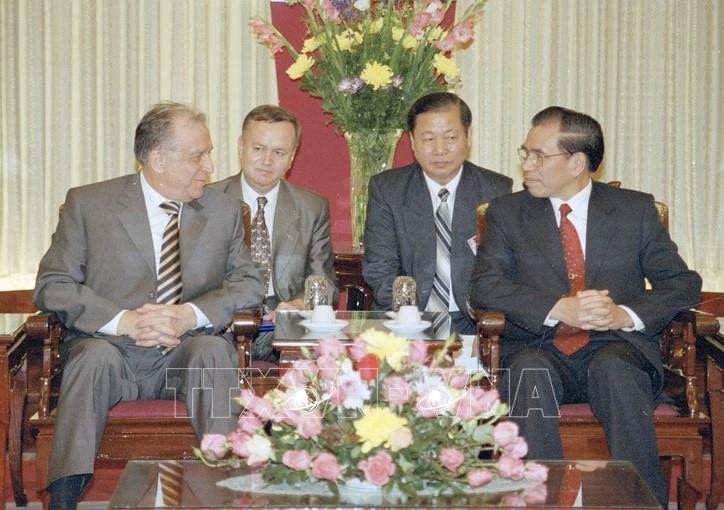Tổng thống Romania Ion Iliescu thăm hữu nghị chính thức Việt Nam (16-18/2/2002)