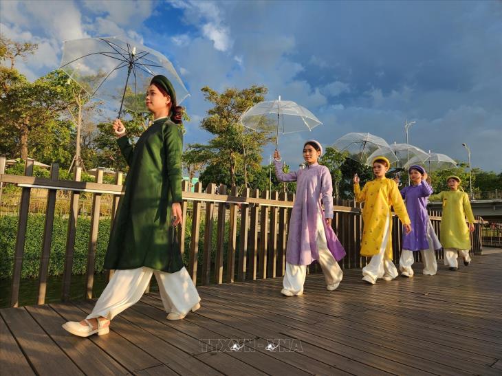 Áo dài Huế (Thừa Thiên-Huế)