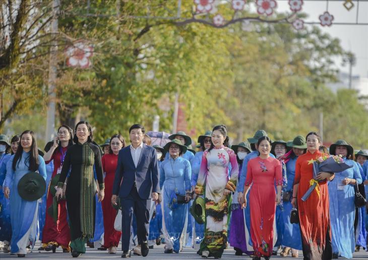 Phụ nữ Việt Nam: Trung hậu - đảm đang - tài năng - anh hùng