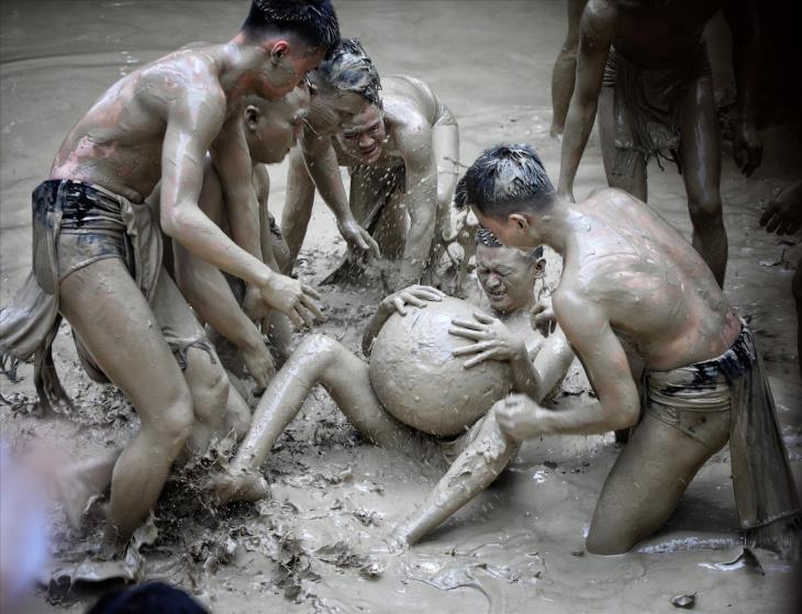 Lễ hội vật cầu nước làng Vân (Bắc Giang)