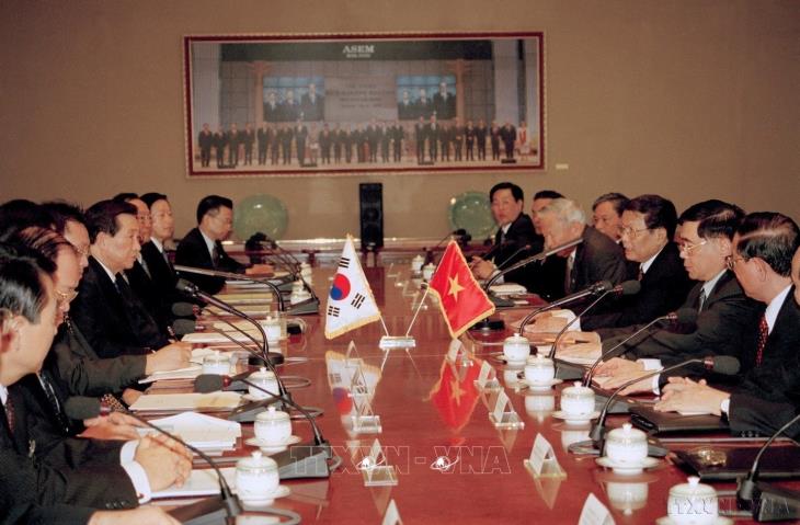 Chủ tịch nước Trần Đức Lương thăm chính thức Hàn Quốc - NÂNG CẤP QUAN HỆ ĐỐI TÁC TOÀN DIỆN (22-25/8/2001)