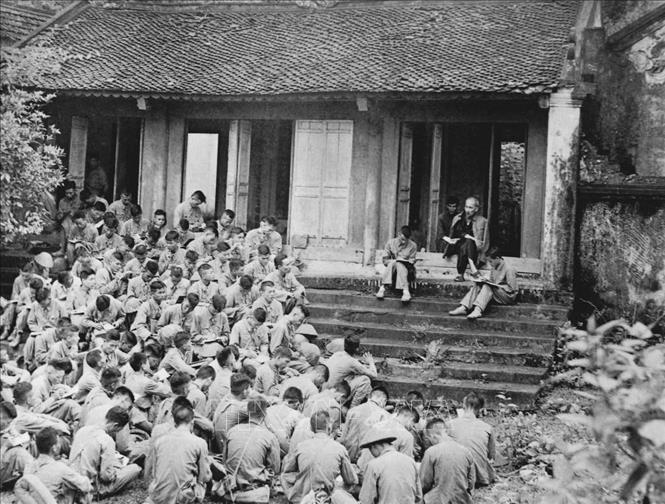 70 năm Ngày Bác Hồ về thăm Đền Hùng: Cuộc gặp gỡ đặc biệt và câu nói bất hủ Ngày xưa các vua Hùng đã có công dựng nước, ngày nay Bác cháu ta phải cùng nhau giữ lấy nước
