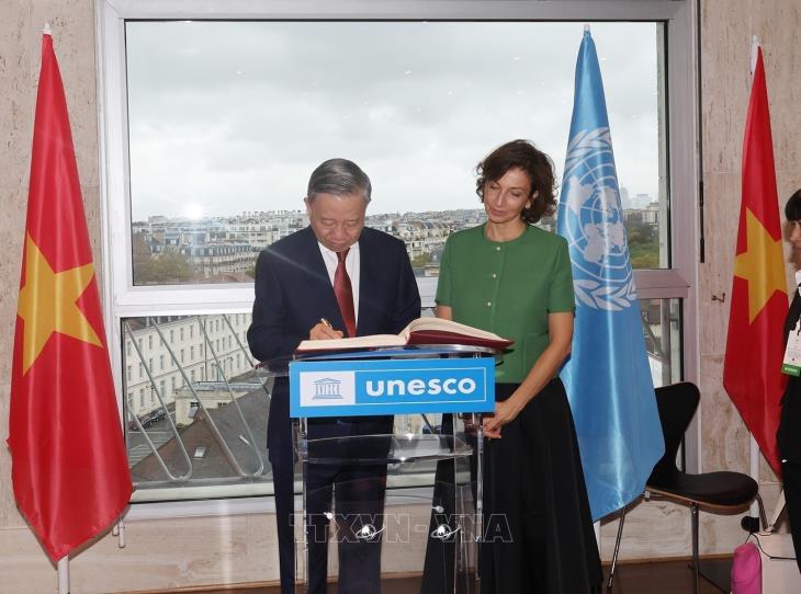 Tổng Bí thư, Chủ tịch nước Tô Lâm thăm trụ sở và làm việc với Tổng Giám đốc UNESCO Audrey Azoulay trong chuyến tham dự HNCC Pháp ngữ lần thứ 19 và thăm chính thức Pháp (4-7/10/2024)