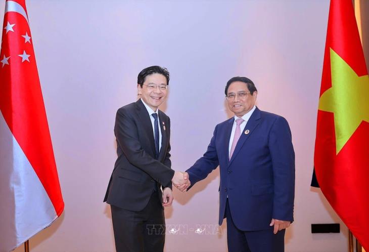 Thủ tướng Phạm Minh Chính gặp Thủ tướng Singapore Lawrence Wong trong khuôn khổ Hội nghị cấp cao ASEAN lần thứ 44, 45 tại Lào (9/10/2024)