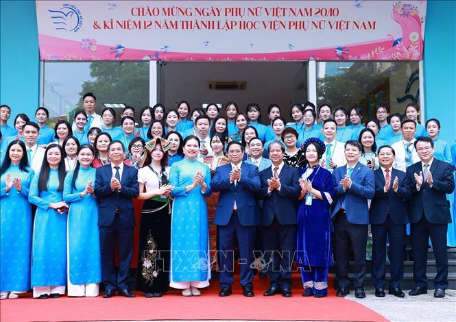Phụ nữ Việt Nam: Trung hậu, đảm đang, tài năng, anh hùng