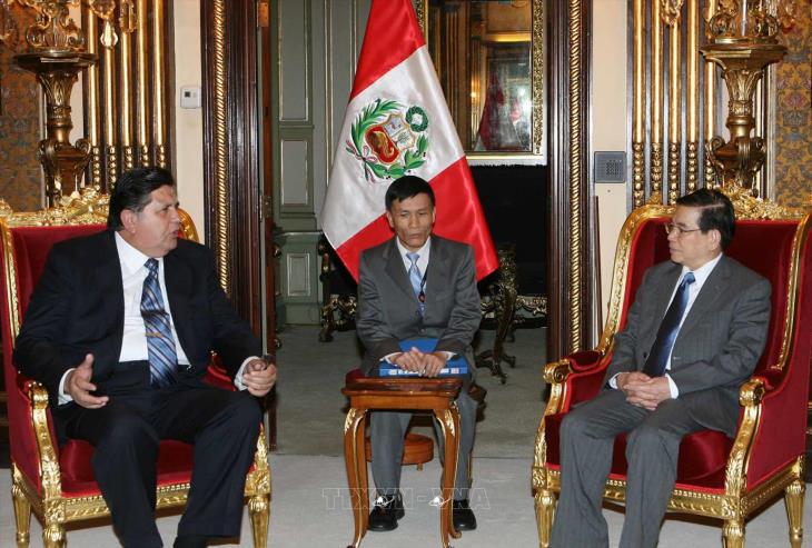 Chủ tịch nước Nguyễn Minh Triết hội kiến với Tổng thống Peru Alan Garcia Perz nhân dịp dự Hội nghị APEC 16 tại Lima, Peru (21/11/2008)