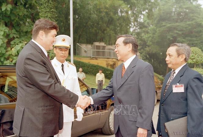 Thủ tướng Mông Cổ kiêm Chủ tịch Đảng NDCM Mông Cổ Nambaryn Enkhbayar thăm hữu nghị chính thức Việt Nam (2-5/10/2002)