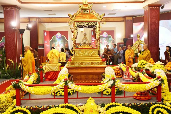 Người dân chiêm bái Xá lợi Đức Phật trong khuôn khổ Đại lễ Vesak 2025