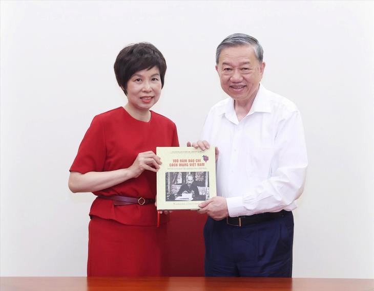 Thông tấn xã Việt Nam trân trọng tặng Tổng Bí thư Tô Lâm sách ảnh 100 năm Báo chí Cách mạng Việt Nam (1925-2025)